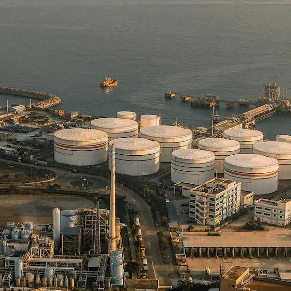imagem área de tanques de gás